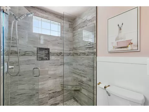 Bath - 3465 Brookview Dr, Eugene, OR 97401 photo 4 of 4