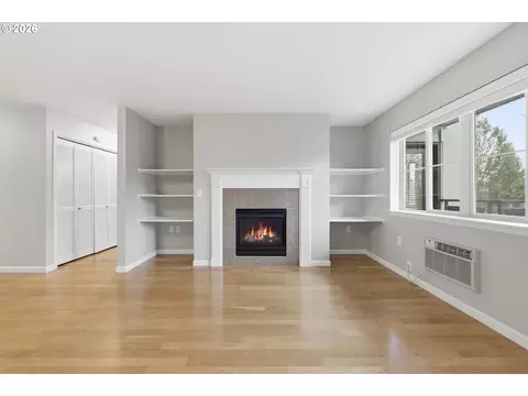 Living - 318 NE Roberts Ave #203, Gresham, OR 97030 photo 3 of 4
