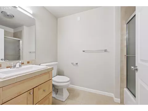 Bath - 318 NE Roberts Ave #203, Gresham, OR 97030 photo 1 of 1