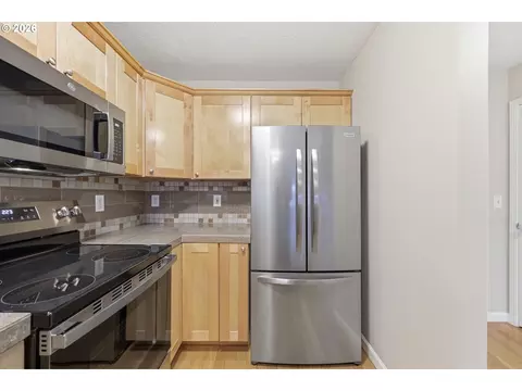 Kitchen - 318 NE Roberts Ave #203, Gresham, OR 97030 photo 2 of 3
