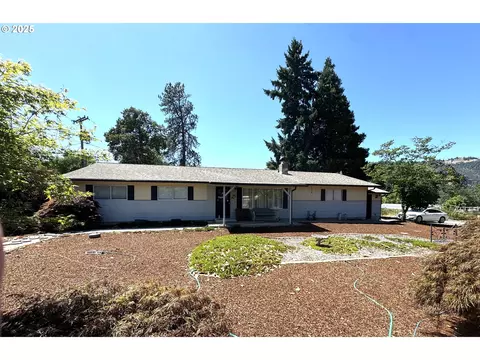 166 Peacock Ln, Myrtle Creek, OR 97457