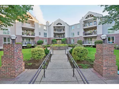 15510 NE Knott St #12, Portland, OR 97230