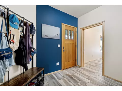 Entry Way - 87121 Kellmore St, Eugene, OR 97402 photo 1 of 5