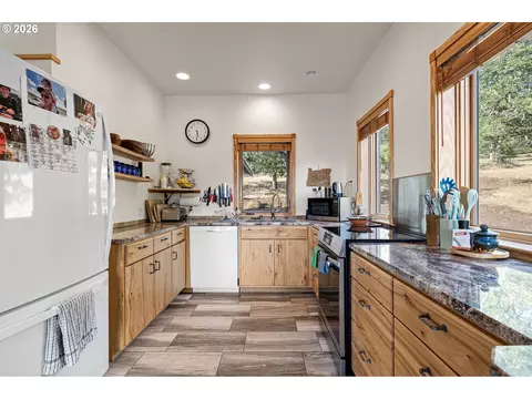 Kitchen - 87121 Kellmore St, Eugene, OR 97402 photo 1 of 3