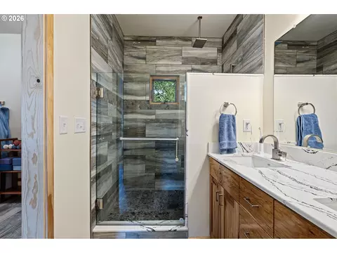 Bath - 87121 Kellmore St, Eugene, OR 97402 photo 2 of 4
