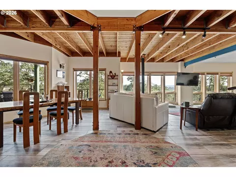 Dining - 87121 Kellmore St, Eugene, OR 97402 photo 1 of 3