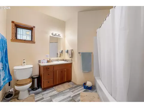 Bath - 87121 Kellmore St, Eugene, OR 97402 photo 1 of 4