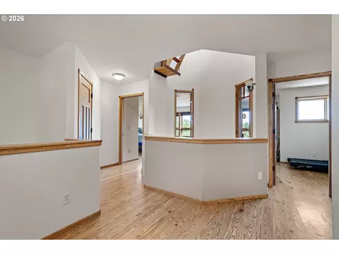 Entry Way - 87121 Kellmore St, Eugene, OR 97402 photo 4 of 5