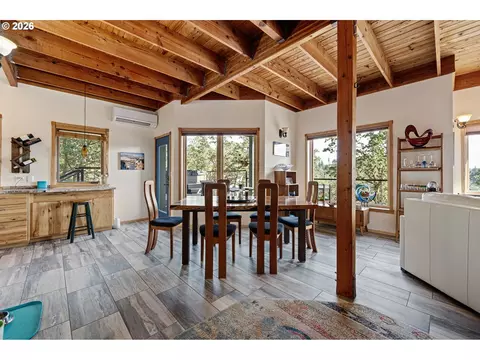 Dining - 87121 Kellmore St, Eugene, OR 97402 photo 2 of 3