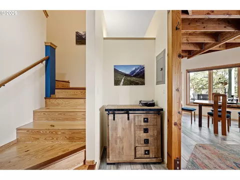 Entry Way - 87121 Kellmore St, Eugene, OR 97402 photo 3 of 5