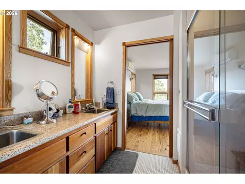 Bath - 87121 Kellmore St, Eugene, OR 97402 photo 4 of 4
