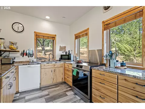Kitchen - 87121 Kellmore St, Eugene, OR 97402 photo 2 of 3