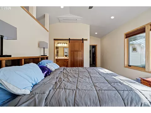 Bedroom - 87121 Kellmore St, Eugene, OR 97402 photo 5 of 7