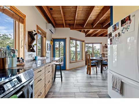 Kitchen - 87121 Kellmore St, Eugene, OR 97402 photo 3 of 3