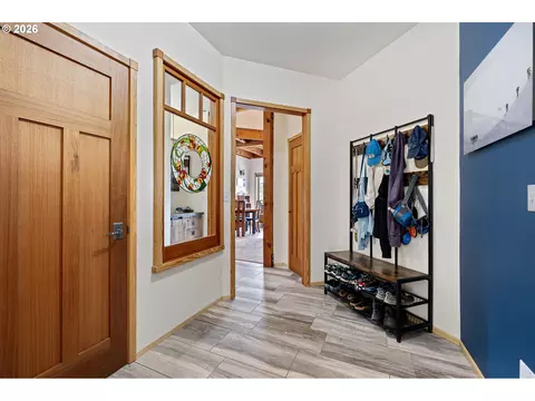 Entry Way - 87121 Kellmore St, Eugene, OR 97402 photo 2 of 5
