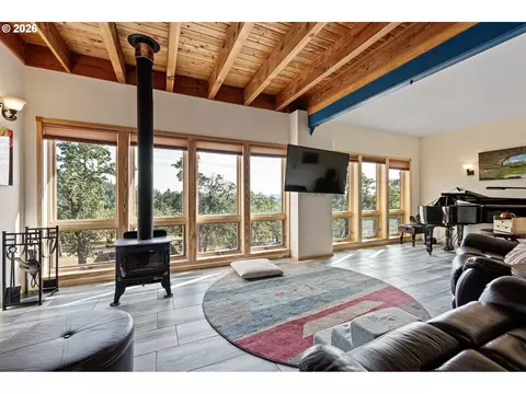 Living - 87121 Kellmore St, Eugene, OR 97402 photo 1 of 1