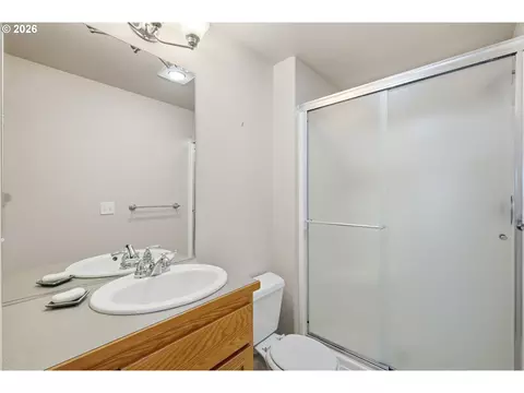 Bath - 1348 Manzana St, Eugene, OR 97404 photo 1 of 2