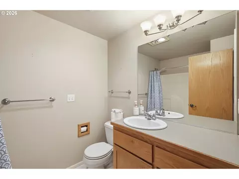Bath - 1348 Manzana St, Eugene, OR 97404 photo 2 of 2