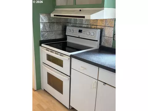 Kitchen - 331 Hillside Loop, Seaside, OR 97138 photo 4 of 4