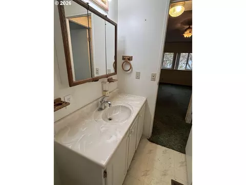 Bath - 331 Hillside Loop, Seaside, OR 97138 photo 3 of 6