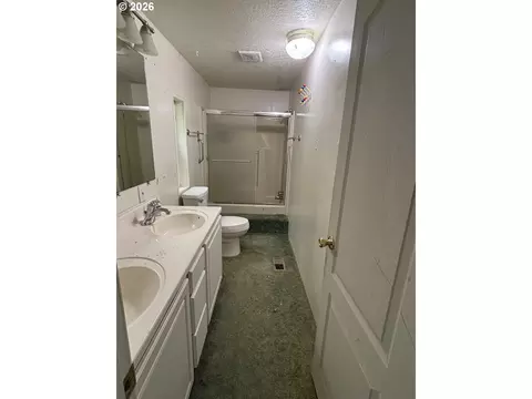 Bath - 331 Hillside Loop, Seaside, OR 97138 photo 4 of 6
