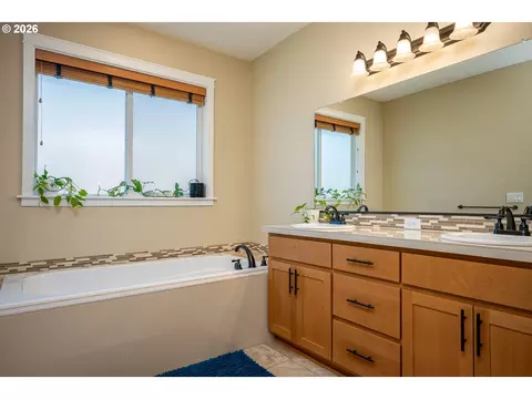 Bath - 467 E Johnson St, Carlton, OR 97111 photo 2 of 4
