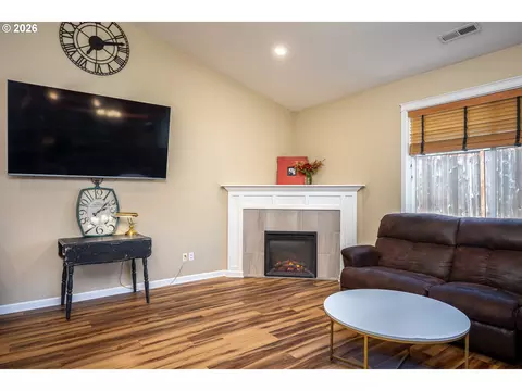 Living - 467 E Johnson St, Carlton, OR 97111 photo 3 of 3