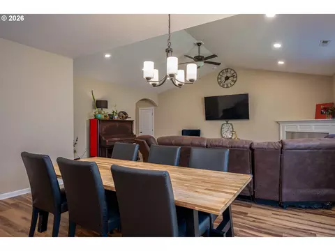 Dining - 467 E Johnson St, Carlton, OR 97111 photo 2 of 3
