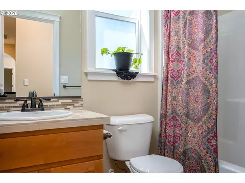 Bath - 467 E Johnson St, Carlton, OR 97111 photo 4 of 4