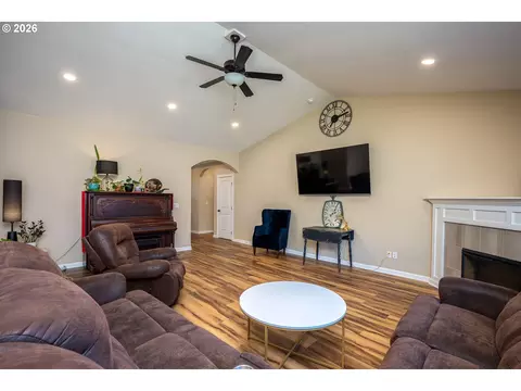 Living - 467 E Johnson St, Carlton, OR 97111 photo 1 of 3