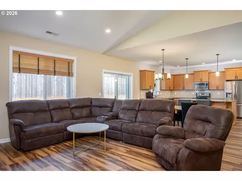Living - 467 E Johnson St, Carlton, OR 97111 photo 2 of 3