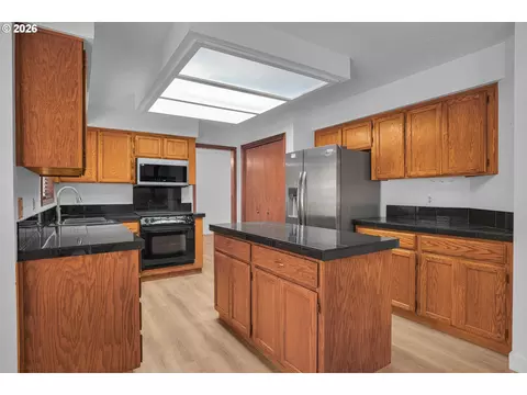 Kitchen - 1510 NW Towle Ter, Gresham, OR 97030 photo 3 of 6
