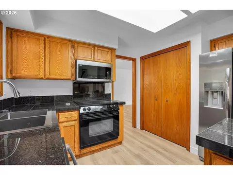 Kitchen - 1510 NW Towle Ter, Gresham, OR 97030 photo 5 of 6