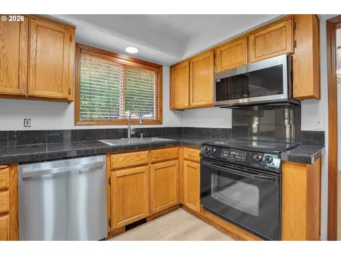 Kitchen - 1510 NW Towle Ter, Gresham, OR 97030 photo 4 of 6