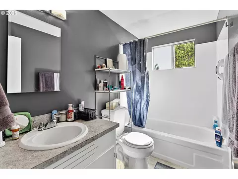 Bath - 945 Madison St, Eugene, OR 97402 photo 2 of 3