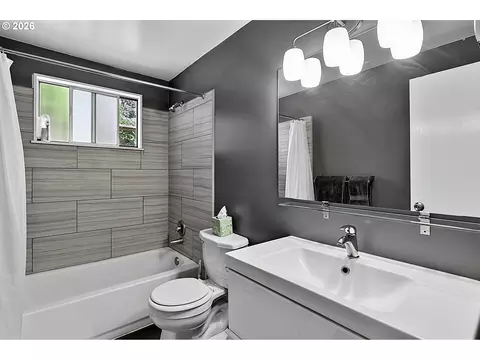 Bath - 945 Madison St, Eugene, OR 97402 photo 3 of 3