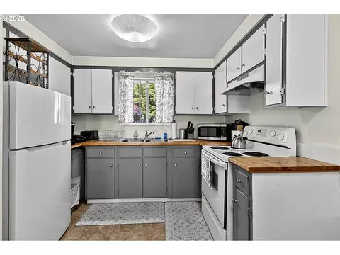 Kitchen - 945 Madison St, Eugene, OR 97402 photo 5 of 5