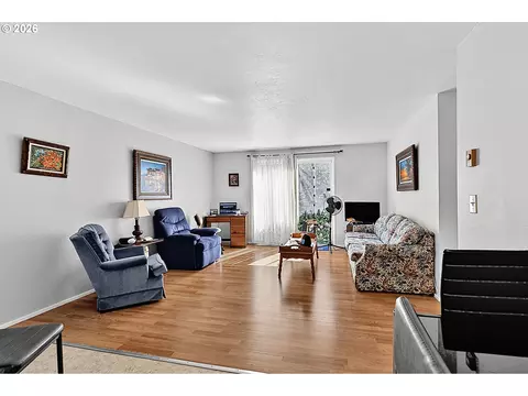 Living - 945 Madison St, Eugene, OR 97402 photo 4 of 8