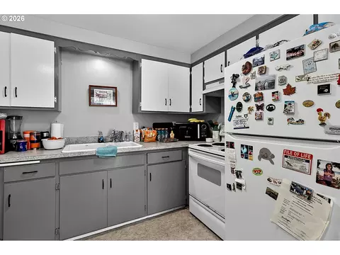 Kitchen - 945 Madison St, Eugene, OR 97402 photo 4 of 5