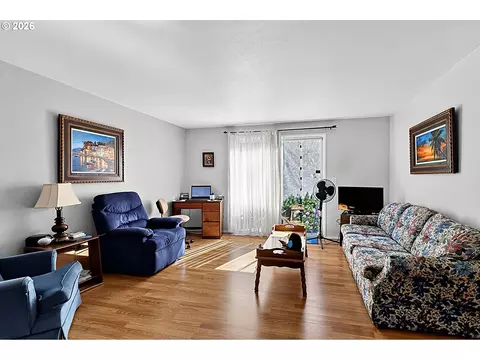 Living - 945 Madison St, Eugene, OR 97402 photo 3 of 8