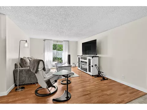 Living - 945 Madison St, Eugene, OR 97402 photo 5 of 8
