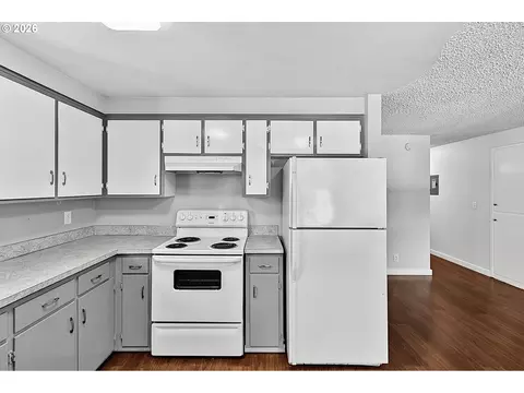 Kitchen - 945 Madison St, Eugene, OR 97402 photo 2 of 5