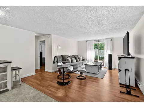 Living - 945 Madison St, Eugene, OR 97402 photo 6 of 8