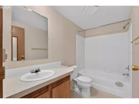Bath - 105 E Mt View Est, Sumpter, OR 97877 photo 1 of 1