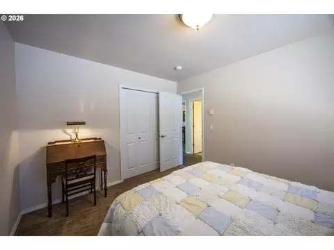Bedroom - 4805 Cloudcroft Ln, Florence, OR 97439 photo 4 of 4