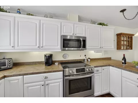 Kitchen - 4805 Cloudcroft Ln, Florence, OR 97439 photo 3 of 6