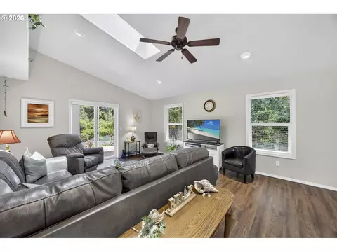 Living - 4805 Cloudcroft Ln, Florence, OR 97439 photo 1 of 4