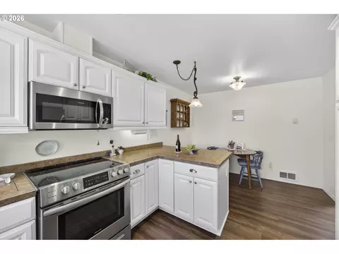 Kitchen - 4805 Cloudcroft Ln, Florence, OR 97439 photo 4 of 6
