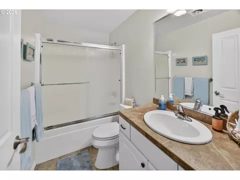 Bath - 4805 Cloudcroft Ln, Florence, OR 97439 photo 5 of 5