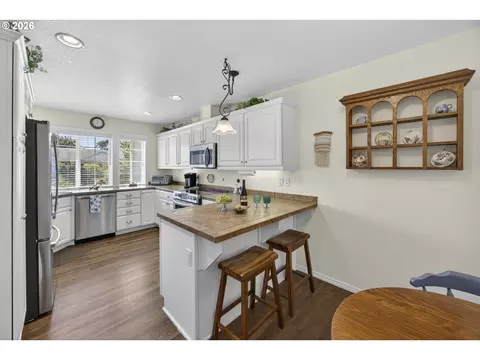 Kitchen - 4805 Cloudcroft Ln, Florence, OR 97439 photo 2 of 6